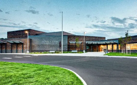 An elementary school building seen from the front